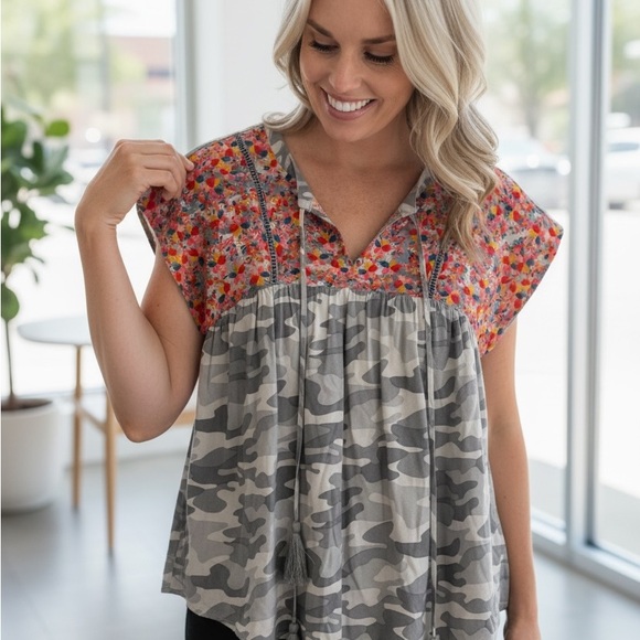 Savanna Jane Tops - 💋Savanna Jane Multicolor Floral and Camo Blouse
